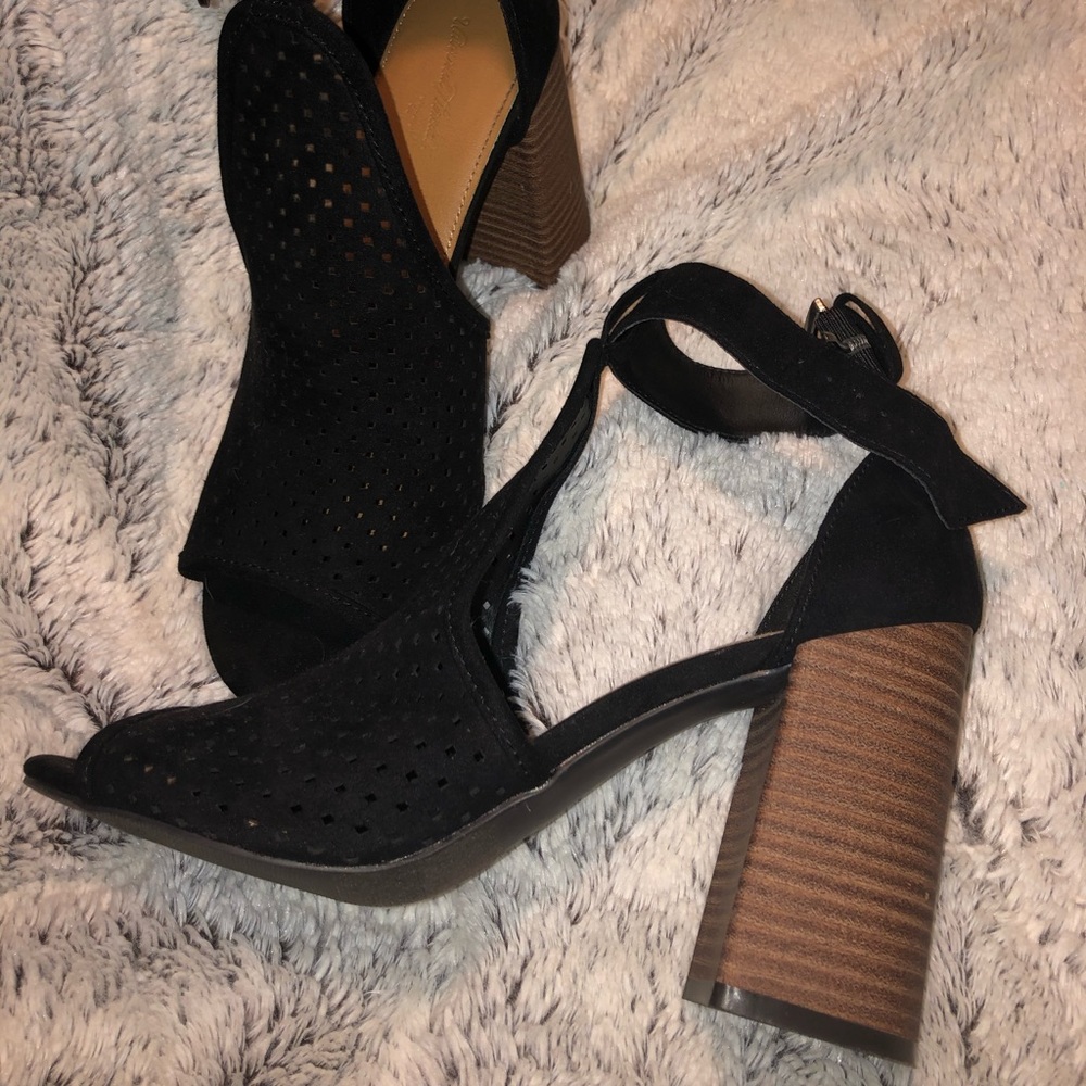 BLACK HEELS SIZE 6 1/2